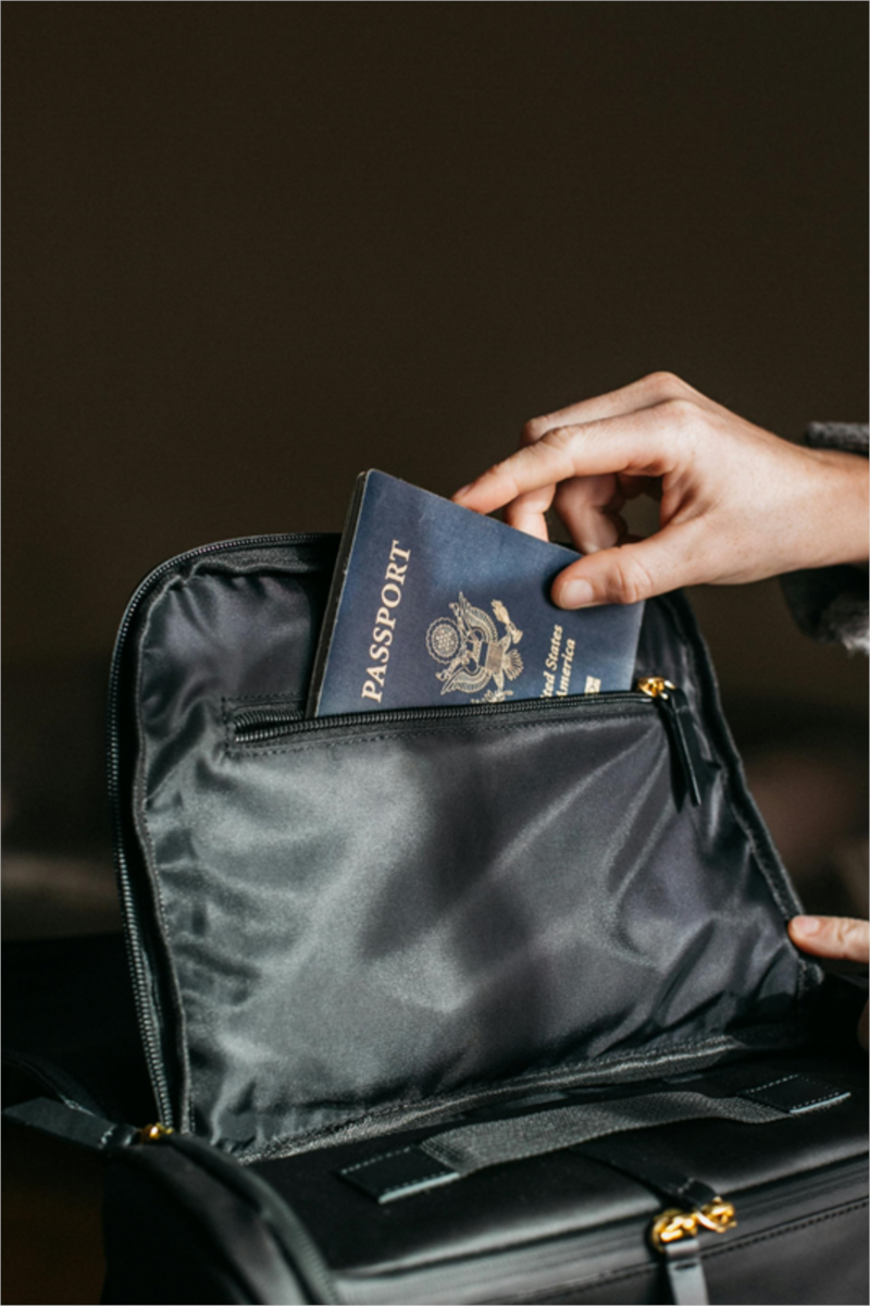 لیست وسایل ضروری در کیف دستی برای سفر به کانادا | مدارک، بار مجاز و نکات مهم